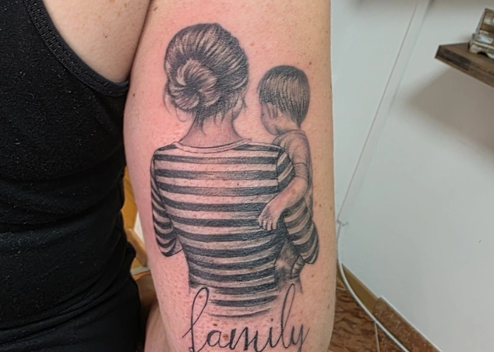 familienmotiv-mutter-kind-trizeps-tattoo-pirna