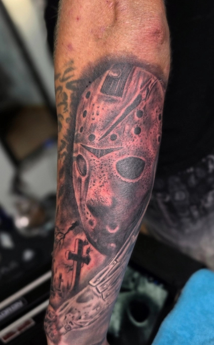 jason-maske-grabstein-portrait-black-grey-pirna