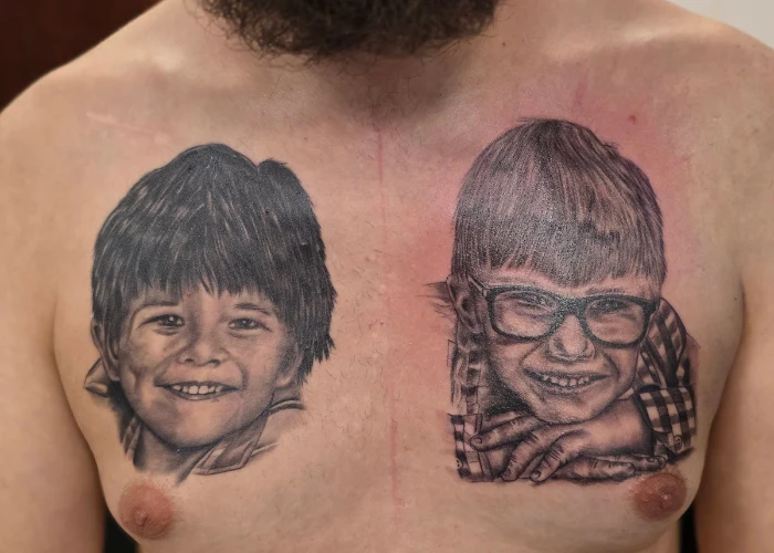 kinderportrait-realism-brusttattoo-black-grey-pirna